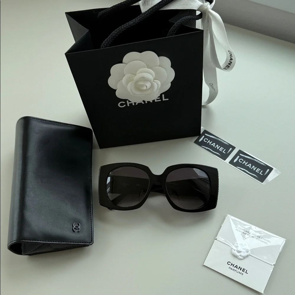 CHANEL Elegant Black Sunglasses